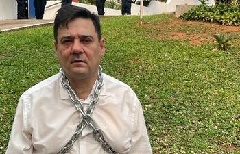 El senador Salyn Buzarquis pide que la Comisión Bicameral Antilavado investigue la administración del intendente asunceno Óscar "Nenecho Rodríguez" (ANR-Cartista). El mismo se encadenó frente a la comuna hoy.