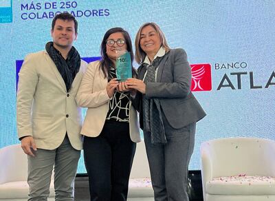 Mirtha Gill, de Banco Atlas (centro), recibió el galardón como una de las mejores empresas para trabajar para mujeres en Paraguay.
