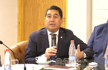 Senador Eduardo Nakayama (Independiente) en reunión de Mesa Directiva