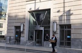 El letrero y los logos de las oficinas de la Agencia de Estados Unidos para el Desarrollo Internacional (Usaid, en inglés) en Washington fueron retirados después de que el presidente de EE.UU., Donald Trump, ordenara su desmantelamiento.