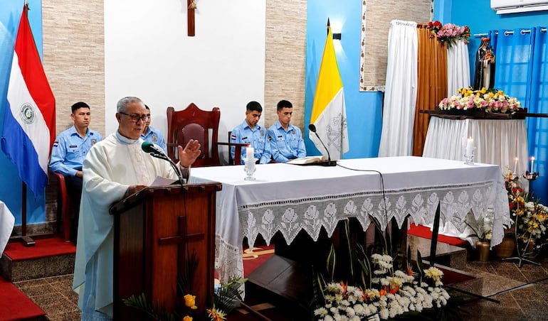 Santa Rosa de Lima inspira a la Policía a servir con sacrificio y amor, dice cura Santa Rosa de Lima inspira a la Policía a servir con sacrificio y amor, dice cura