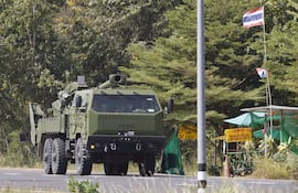 Miembros de la armada de Tailandia custodian sus fronteras con Camboya.