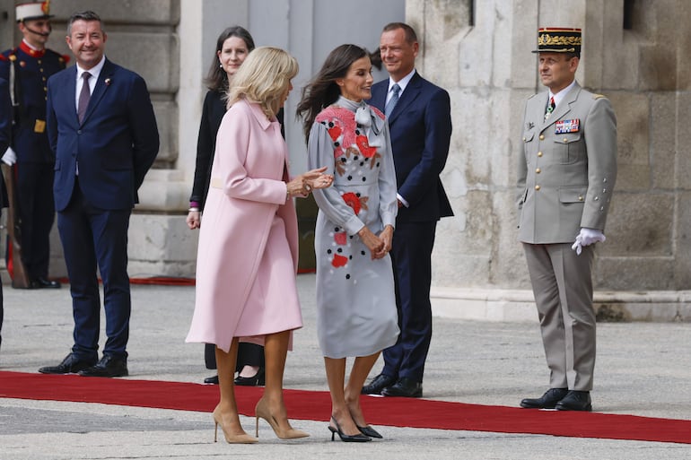 La reina Letizia y Brigitte Macron con sus elegantes tenidas. (EFE/J.J. Guillén)