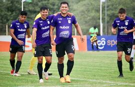El delantero, Juan Aníbal Roa festeja el segundo tanto de Tacuary, acompañado por Diego Godoy (15), Derlis Martínez (17) y Lucio De Pascale (26). Foto: @CopaParaguayAPF