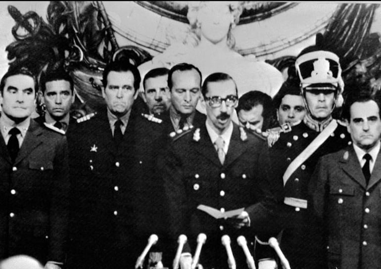 Jorge Rafael Videla, dictador argentino, en el centro y de bigotes.