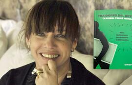 La periodista y escritora Claribel Terré Morell junto a la portada de su libro "Traidores del arte", que será presentado este viernes en Asunción.