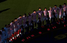 Los jugadores de Paraguay permanecen de pie durante el himno nacional antes del partido del Grupo D de la Copa Mundial de la FIFA 2026 entre Paraguay y Australia en el San Francisco Bay Area Stadium