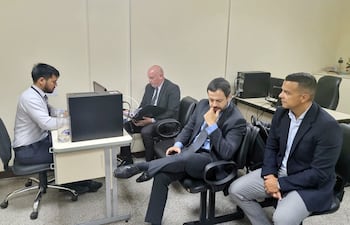 Los fiscales Alejandro Cardozo (derecha) y Francisco Cabrera, junto al defensor de Gustavo Britos Orlando en el audiencia de revisión de medidas.