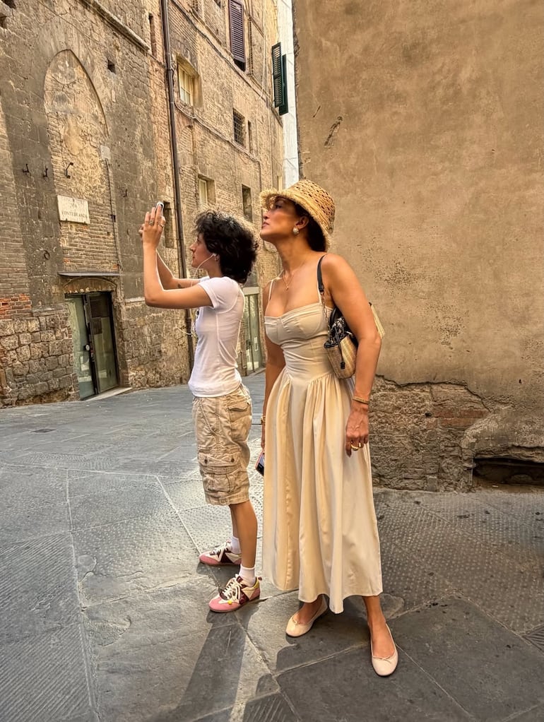 ¡Modo turista! Mamá Jennifer López con la jovencita Emme Muñiz. (Instagram/Jennifer López)