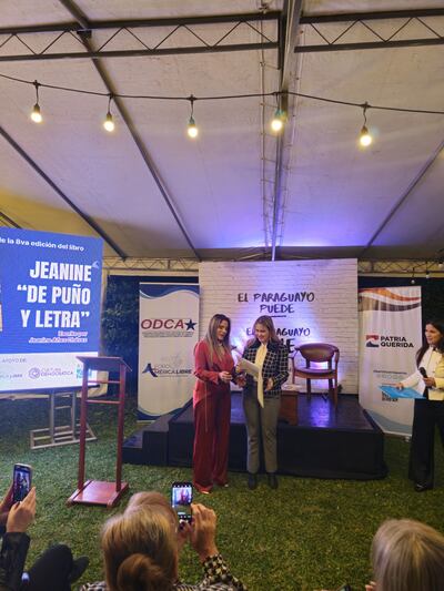 La hija de la expresidenta boliviana Jeanine Áñez presentó en Asunción, la octava edición de “Jeanine: De puño y letra”, obra escrita desde prisión.