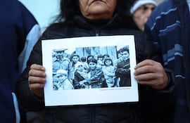 Una integrante de las Ligas Agrarias Cristianas (LAC) sostiene una fotografía durante la presentación de una denuncia penal en la Fiscalía General del Estado de Paraguay este martes, en Asunción.