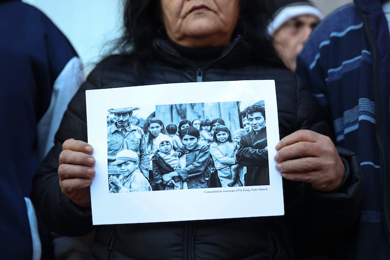 Una integrante de las Ligas Agrarias Cristianas (LAC) sostiene una fotografía durante la presentación de una denuncia penal en la Fiscalía General del Estado de Paraguay este martes, en Asunción.