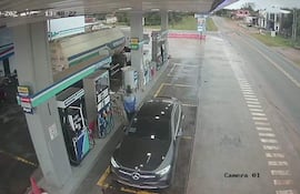 El automóvil Mercedes-Benz gris oscuro, cuyo conductor huyó sin pagar G. 505.000 por combustible.