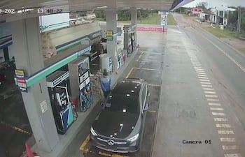 El automóvil Mercedes-Benz gris oscuro, cuyo conductor huyó sin pagar G. 505.000 por combustible.