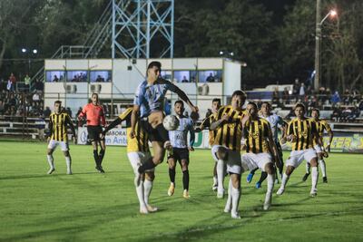 Momento en que Kevin Parzajuk se adelanta a todos los jugadores de Guaraní para marcar el primer gol del partido.