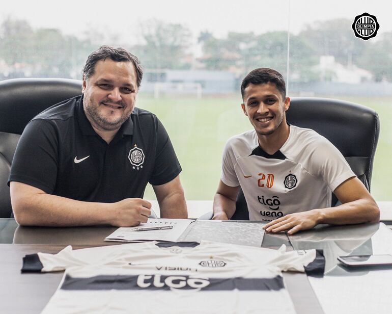 Alex Franco (d), jugador de Olimpia, durante la firma de renovación de contrato en la Villa Olimpia, en Fernando de la Mora, Paraguay.