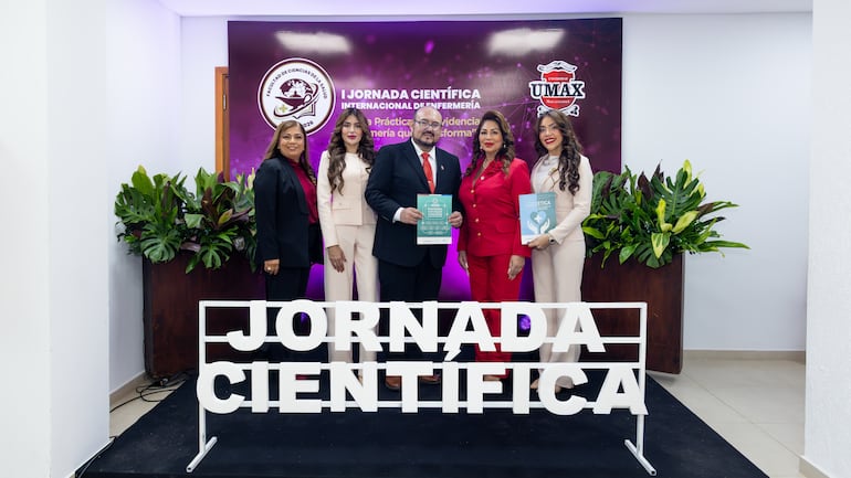 M.Sc. Lilian Portelli, Angélica Quiñónez, Dr. Javier Quiñónez, Dra. Elvira Peralta de Quiñónez y Brenda Quiñónez.
