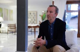 El embajador de España en Paraguay, Javier Parrondo, habla durante una entrevista con EFE este martes, en Asunción (Paraguay).