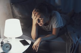 Una mujer no logra dormir.