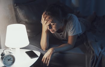 Una mujer no logra dormir.
