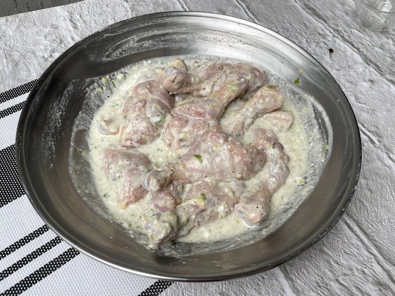 Pollo marinado en yogur y especias.