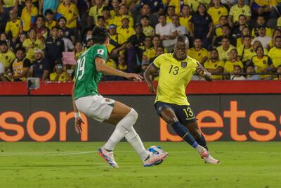 AMDEP9689. GUAYAQUIL (ECUADOR), 12/11/2024.- Enner Valencia (d) de Ecuador disputa el balón con Efrain Morales de Bolivia este jueves, durante un partido de las eliminatorias sudamericanas al Mundial de Fútbol 2026, en el estadio Monumental, en Guayaquil (Ecuador). EFE/ Jonathan Miranda