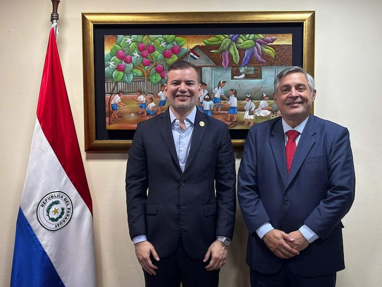 José Duarte Penayo, presidente de la Aneaes y Luis Ramírez, ministro de Educación, reunidos en el MEC.
