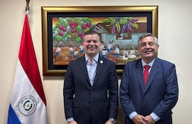 José Duarte Penayo, presidente de la Aneaes y Luis Ramírez, ministro de Educación, reunidos en el MEC.