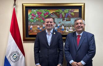 José Duarte Penayo, presidente de la Aneaes y Luis Ramírez, ministro de Educación, reunidos en el MEC.