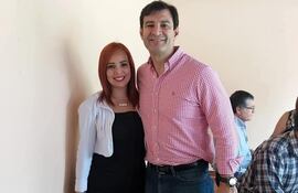 Una foto de la jefa del Registro Electoral de la ciudad de Caaguazú, Ada Inés Caballero Pereira (37) con el senador colorado cartista Silvio "Beto" Ovelar.