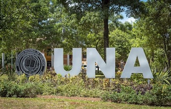 Fachada del rectorado de la UNA, campus de San Lorenzo.