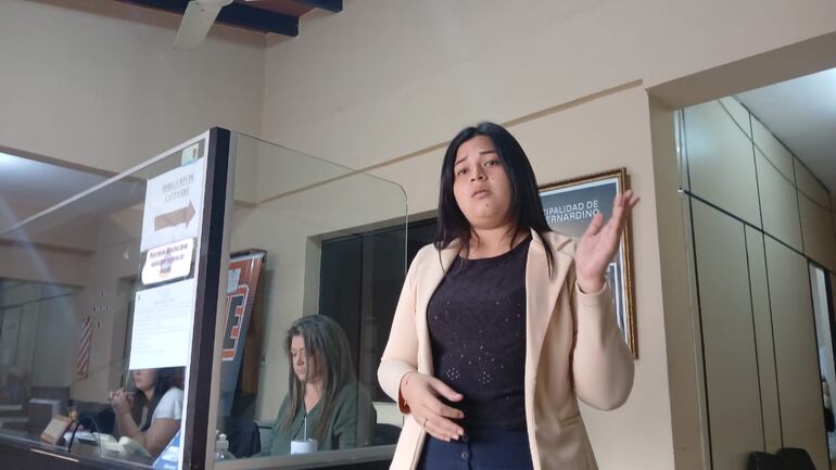 Tras una hora y media aguardando, la secretaria del intendente comunicó finalmente que la autoridad no se presentaría hoy.