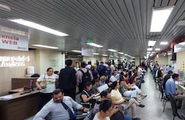 Una larga fila de contribuyentes se pudo ver este miércoles en la Dirección de Recaudaciones de la Municipalidad de Asunción.