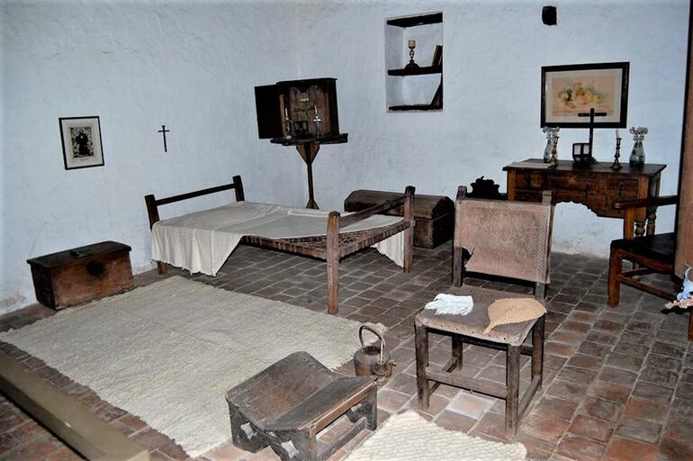 Los antiguos muebles que se pueden apreciar en el interior de la Casa Oratorio Cabañas, en Caapucú.