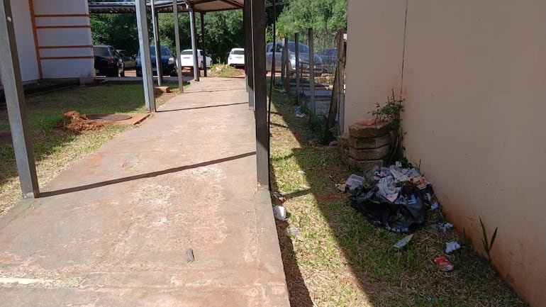Los pacientes deben estar expuestos a las basuras patológicas que se encuentran esparcidos en cualquier zona del hospital.