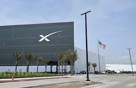 Fotografía de archivo del 30 de mayo de 2025 que muestra el edificio de la empresa aeroespecial SpaceX en Starbase, Brownsville (Estados Unidos).
