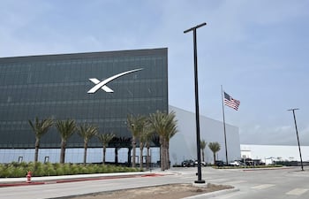 Fotografía de archivo del 30 de mayo de 2025 que muestra el edificio de la empresa aeroespecial SpaceX en Starbase, Brownsville (Estados Unidos).