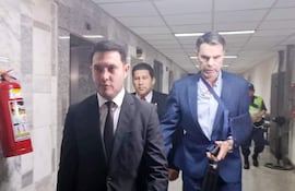 Senador Hernán Rivas (ANR - cartista) llega a Palacio de Justicia junto al Abg. Cristóbal Cáceres Frutos para la audiencia preliminar.