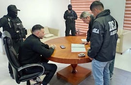 Sebastián Marset (sentado), con los agentes de la DEA y la Policía boliviana que lo capturaron.