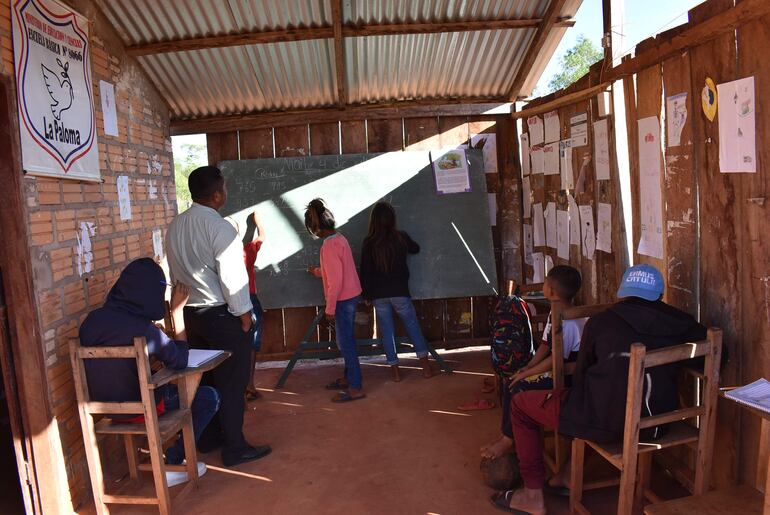 
Los alumnos de la escuela del lugar dan clases en un almacén comunitario por falta de aulas 