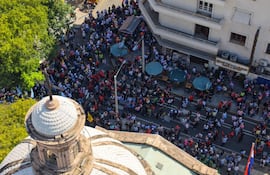 Una multitud de docentes marchando por el microcentro de Asunción el pasado miércoles, cuando el Senado trató el proyecto de reforma de la caja fiscal.