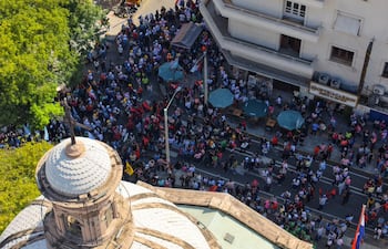 Una multitud de docentes marchando por el microcentro de Asunción el pasado miércoles, cuando el Senado trató el proyecto de reforma de la caja fiscal.