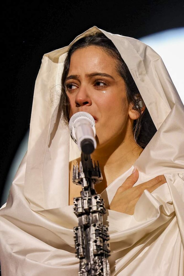 La cantante Rosalia durante el concierto que ha ofrecido el 13 de abril en el Palau Sant Jordi de Barcelona.