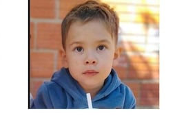 Cartel de búsqueda con foto de Khael Valdez, niño de 3 años, en abrigo azul con detalles rojos y amarillos.