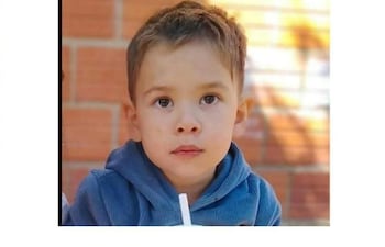 Cartel de búsqueda con foto de Khael Valdez, niño de 3 años, en abrigo azul con detalles rojos y amarillos.