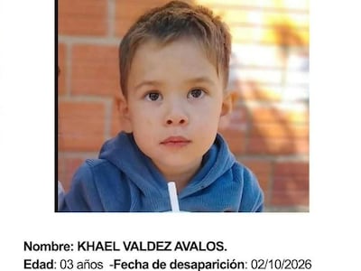 Cartel de búsqueda con foto de Khael Valdez, niño de 3 años, en abrigo azul con detalles rojos y amarillos.