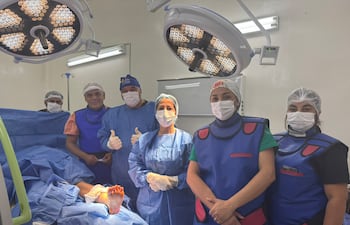 Basilio Bachi Núñez, junto con el plantel médico del Hospital de Villa Hayes. (Fuente: @bachinunezpy)