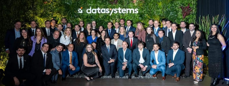 El gran equipo de Datasystems celebrando los 40 años de la empresa.
