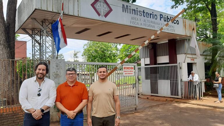 El senador Rubén Velázquez, el candidato de Yo Creo, Daniel Pereira Mujica y el diputado Walter García, al témino de la reunión con el fiscal adjunto.