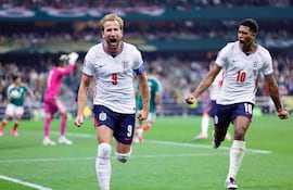 Harry Kane convierte el tercer gol inglés de penal y grita a todo pulmón. Atrás se acerca el mejor de la cancha, Jude Bellingham quien marcó los primeros dos goles del encuentro que ganó Inglaterra 3-2 a México.
AFP